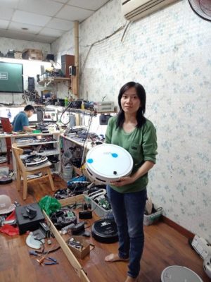 Sửa Chữa Robot Hút Bụi Và Bảo Hành Tại Cửa Hàng Nội Địa Nhật MeKo 10 khách hàng nhận hàng sau khi sửa chữa robot hút bụi