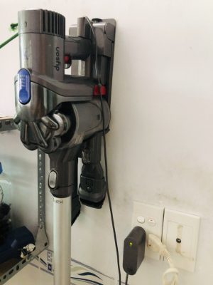 Tìm hiểu và lựa chọn máy hút bụi cầm tay không Dyson DC34 DC35 nội địa Nhật (hàng bãi Nhật) 3 Dyson DC34 DC35 thuận tiện khi treo lên tường
