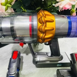 Máy hút bụi cầm tay Dyson V15 Detect Laser - Đếm Từng Hạt Bụi 18 z7816310025162 e03d6376f0892c22a4a6f902d5c5647a Photoroom
